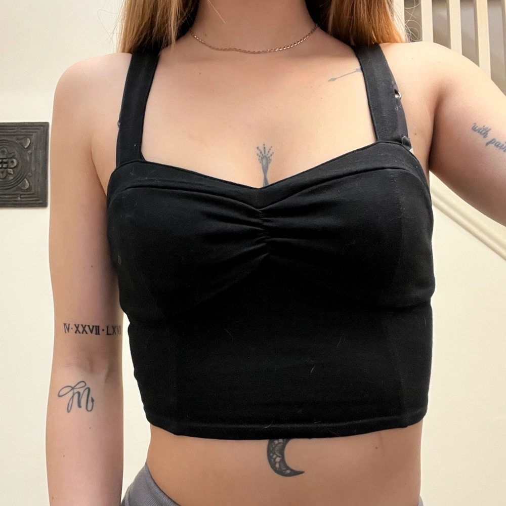 Black simple crop top. Match with everything !